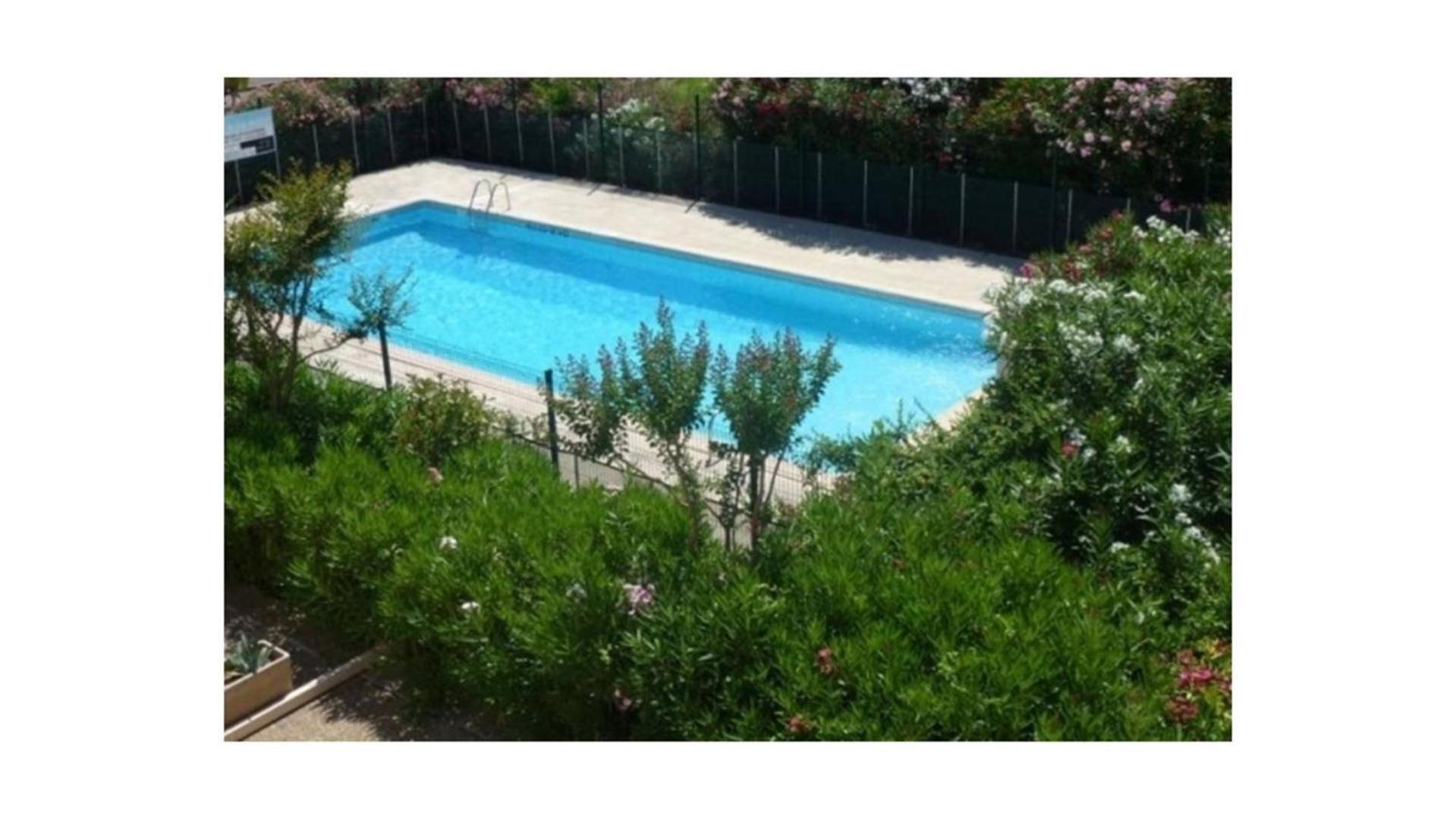Apartment + Coin Dans Avec Piscines. *